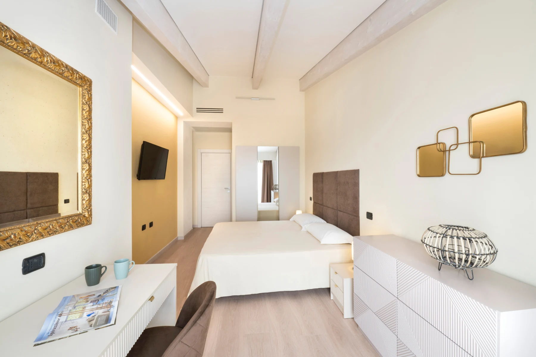 Bedroom and entrance